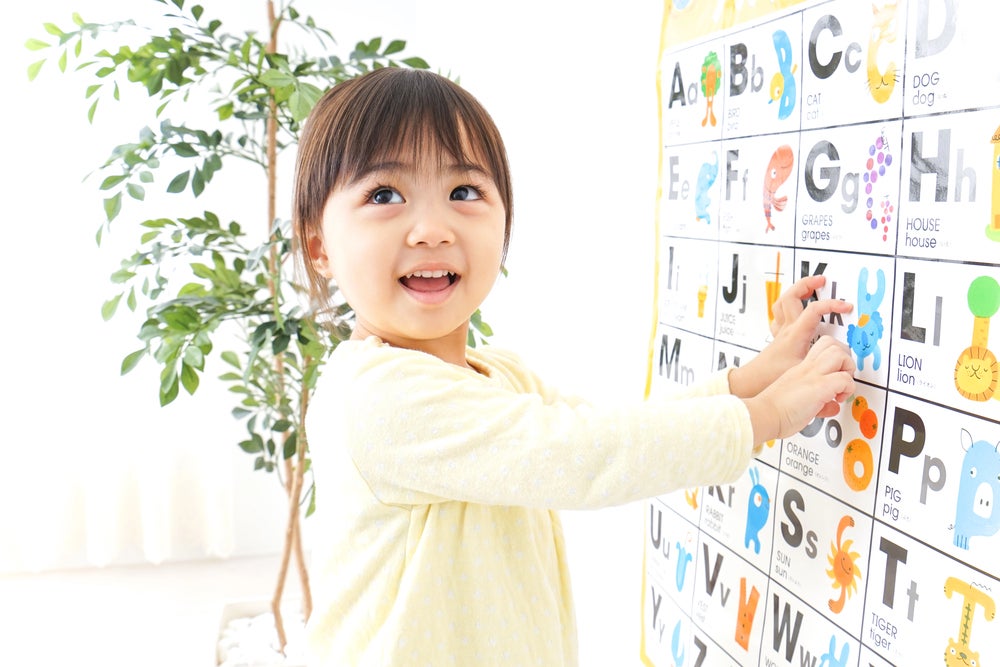 young girl beginning vocabulary words that start with the letter D
