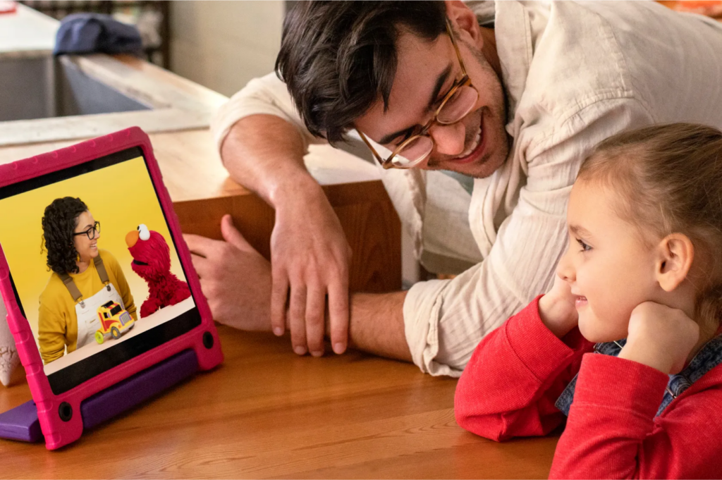 father and daughter watching elmo